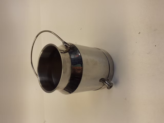 Dispenser 26cm hoch, oben 14cm breit, unten 18cm breit, gut 5 Liter Volumen