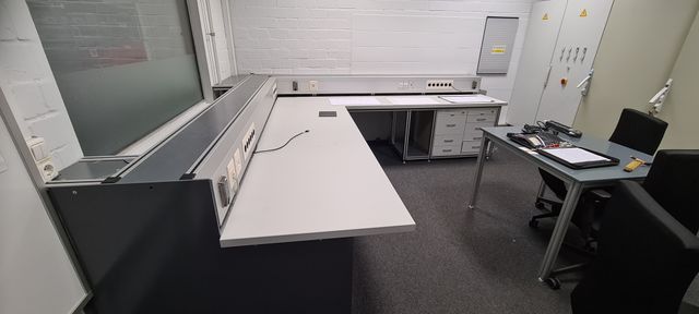 Bosch Rexroth Elektrowerkstatt Arbeitsplatz mit Schubladenschrank und Werkbank