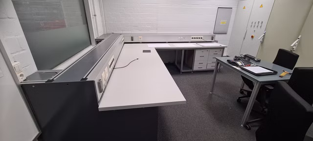 Bosch Rexroth Elektrowerkstatt Arbeitsplatz mit Schubladenschrank und Werkbank