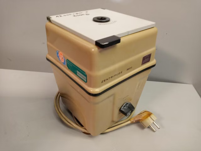 Eppendorf Zentrifuge 3200 Drehzahl 12000 rpm 220V 100VA 2g/Glas Labor