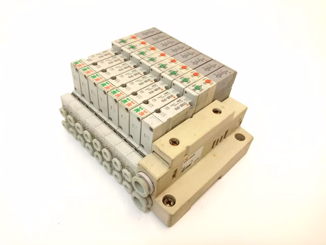SMC SV1-LRG006 Ventilinsel mit 8x SV1A00-5FUD Ventil Magnetventil 2x3/2 Wege #1