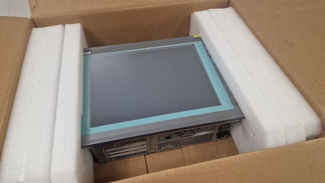 Siemens 6AV7822-0AA10-0AC0 SIMATIC PANEL PC 577 15" TOUCH  6AV7 822-0AA10-0AC0