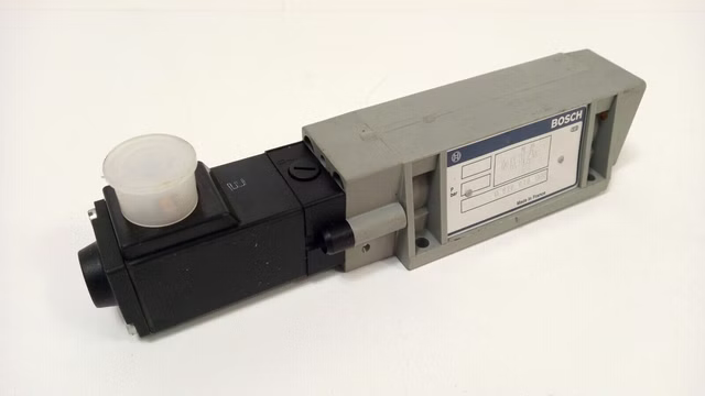 Bosch 0820016028 Wegeventil inkl. 1 827 414 040 Anschluss 24V