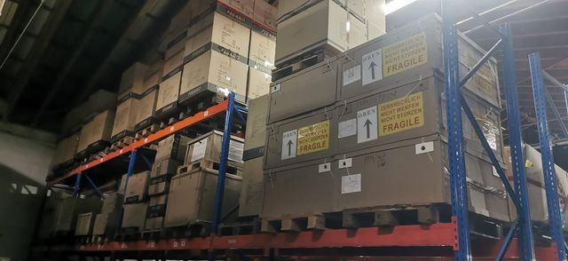 FIGARO Friseureinrichtung Großposten – Spiegel und Friseurstühle auf 5 LKW Zügen