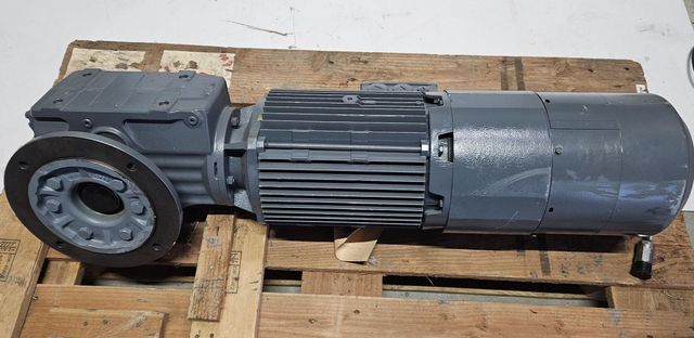 SEW Eurodrive KHF67/R DV132S4/BMG/TH/VR/AV1H Getriebemotor 5,5 kW Motor