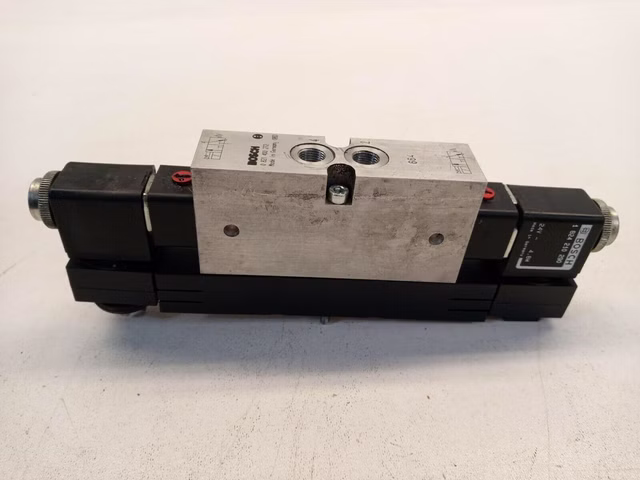 Bosch 0821400272 pneumatisches Magnetventil mit 2x 1824210290, Ventil, 24V, 4,8W