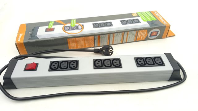 Kopp Powerversal 3x3-fach IEC-320C13 Steckdosenleiste mit Schalter | Steckdose