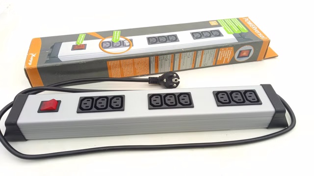 Kopp Powerversal 3x3-fach IEC-320C13 Steckdosenleiste mit Schalter | Steckdose