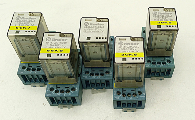 5x Finder Relais mit Sockel 24V DC 10A 250V 601390240060 Set