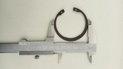 Bild 3 Spreng-Ring zur axialen Sicherung innen im Gehäuse