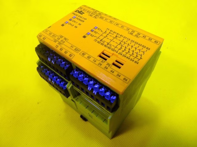Pilz Pnoz X10.11P 24DC 6n/o4n/c 6LED Id.Nr.:777750 Not Aus Schaltgerät