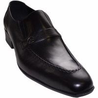 Front view of traditional men's moccasin shoes in black, made from 100% leather. These stylish shoes feature a normal sole width and a block heel, offering comfort and elegance for any occasion. Perfect for casual or formal wear.