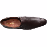 A close-up of handmade brown leather shoes with a mixed-toe cap. The elegant design features smooth leather and a rubber sole with a normal width, making them easy to wear. Crafted from 100% leather, these shoes blend style and comfort seamlessly.