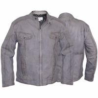 Herrenmodejacke aus Nappa-Leder. Sehr weiches Material für hohen Tragekomfort. Vorder- und Rückansicht einer luxuriösen Herrenmodejacke aus grauem Lamm-Nappa-Leder. Hergestellt aus hochwertigem Lammleder, weich und bequem, mit mehreren Taschen. Entworfen von German Wear. Kostenlose Lieferung am nächsten Werktag und weltweite Rücksend