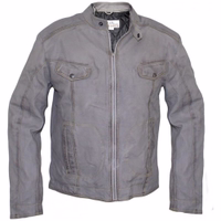 Herrenmodejacke aus Nappa-Leder. Sehr weiches Material für hohen Tragekomfort. Frontansicht der Grace-Jacke: Verleihen Sie Ihrem Stil Eleganz mit der Herrenjacke aus grauem Lamm-Nappa-Leder. Weiches Lammnappa, versteckte Reißverschlusstaschen und zusätzlicher Druckknopf oben. Entworfen von German Wear. Kostenlose Lieferung am nächste