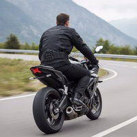 Motorrad-Nieren-Schwarzgurt Herren fahren auf einer kurvigen Straße Motorrad und tragen dabei einen schwarzen gepolsterten Taillenstützgürtel im unteren Rückenbereich.