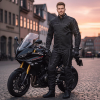 Vorderansicht der schwarzen Motorradhose aus Cordura bietet hervorragenden Schutz mit herausnehmbarem Innenfutter und integrierten Knieschonern. Fahren Sie bei jedem Wetter mit winddichtem Polyestergewebe voller Vertrauen. Online bestellen & kostenlosen Ve