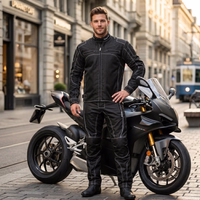 Lifestyle-Ansicht einer schwarzen Cordura-Motorradhose