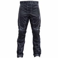 Vorderansicht der schwarzen Motorradhose aus Cordura bietet hervorragenden Schutz mit herausnehmbarem Innenfutter und integrierten Knieschonern. Fahren Sie bei jedem Wetter mit winddichtem Polyestergewebe voller Vertrauen. Online bestellen & kostenlosen Ve