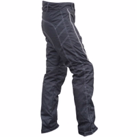 Seitenansicht der Hose – Fahren Sie stilvoll und sicher mit den hochwertigen Cordura-Textilhosen von German Wear. Erleben Sie unvergleichlichen Komfort dank klassischem wind- und wasserdichtem Polyestergewebe sowie verstellbaren Knieschützern. Perfekt für 