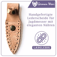 Nahaufnahme einer braunen Leder-Messerscheide mit detaillierter handgefertigter Naht entlang der Kante