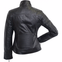 Damen-Lederblazer – Lederjacke aus echtem Lammnappa-Leder Rückansicht eines Premium-Klassik-Outfits aus Leder. Verleihen Sie Ihrem Look Eleganz mit einem Blazer aus Lammnappa-Leder. Für den Alltag konzipiert, mit klassischem Knopfverschluss, praktischen Taschen und Reißverschlüssen an den Ärmeln. Jetzt bestellen