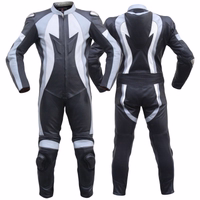 Vorder- und Rückansicht des einteiligen Herren-Motorrad-Lederanzugs mit Höcker, gefertigt aus echtem Kalbsleder. Ausgestattet mit Schienbein- und Unterarmschützern sowie einer windabweisenden und atmungsaktiven Innenmembran.