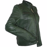 Seitenansicht eines Damen-Blazers aus grünem Nappa-Leder. Diese Premiumjacke ist die perfekte Ergänzung für Ihre Garderobe und verfügt über Stehkragen, Reißverschluss, lange Ärmel, seitliche Reißverschlusstaschen und runde Manschetten. Jetzt bestellen!