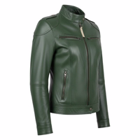 Seitenansicht eines Damen-Blazers aus grünem Nappa-Leder. Diese Premiumjacke ist die perfekte Ergänzung für Ihre Garderobe und verfügt über Stehkragen, Reißverschluss, lange Ärmel, seitliche Reißverschlusstaschen und runde Manschetten. Jetzt bestellen!