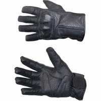 Schwarze Motorradhandschuhe aus hochwertigem Kalbsleder. Gepolsterte Knöchel bieten zusätzlichen Schutz, während die Wildleder-Handfläche den Griff am Lenker verbessert. Ideal für moderne Biker, bieten die Handschuhe sowohl Komfort als auch Funktionalität.