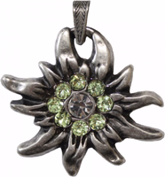 Vorderansicht der Metallschnalle einer deutschen Trachten-Kette, die sich durch hochwertige Handwerkskunst, sicheren Verschluss und elegantes Design für die Trachten-Edelweiß-Kette aus Satin/Chiffon auszeichnet.