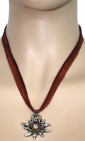 Vorderansicht der grünen Satin/Chiffon-Edelweiß-Trachten-Halskette mit strassbesetztem Anhänger, das perfekte deutsche Trachtenaccessoire für das Oktoberfest oder festliche Outfits.