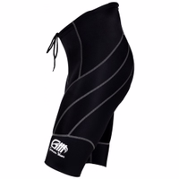 Seitenansicht eleganter Radshorts aus 100 % Elastan mit Lederpolsterung. Ausgestattet mit Coolmax-Technologie für überlegenen Komfort und Leistung. Mit deutschem Markenlogo und Schriftzug auf der linken Seite, ideal für intensive Fahrten.