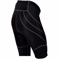 Rückansicht der schwarzen Herren-Radshorts mit elastischem Bund. Für Komfort und Atmungsaktivität konzipiert, mit Lederpolsterung und Coolmax-Gewebe. Deutsche Verarbeitung garantiert flexible Passform und verbindet Stil mit Funktionalität mühelos.