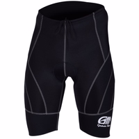 Vorderansicht hochwertiger Herren-Radshorts in Schwarz, entwickelt für optimale Leistung. Die Premium-Biker-Shorts bestehen aus atmungsaktivem, gepolstertem Coolmax-Gewebe mit 100 % Elastan für eine bequeme, flexible Passform.
