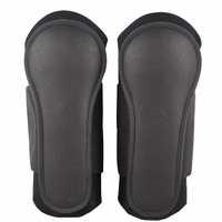 Vorderansicht der German Wear Black Horse Leg Protection Gamaschen mit hochwertigem Design für Training und Springreiten bietet leichten stoßdämpfenden Schutz jetzt online bestellen