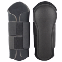 Vorder und Rückansicht der German Wear Black Horse Leg Protection Gamaschen aus strapazierfähigem flexiblem Material für optimalen Komfort und sicheren Halt beim Reiten jetzt online kaufen