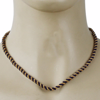 Vorderansicht mit weißem German Wear Bayerischer Traditioneller Kordelkette zeigt eine handgefertigte blau goldene Metallkordel für Trachten und Oktoberfest Schmuck jetzt online kaufen