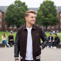Lifestyle-1-172061-CJ003-Jacke--Lederflicken--lederjacke--collegejacke--Lederjacke--Blousonjacke--College-Jacke--College-Blousonjacke--Motorrad--braunes-Leder--elastisch--Kragen--kostenl.jpg Lifestyle-1-172061-CJ003-Jacke--Lederflicken--lederjacke--collegejacke--Lederjacke--Blousonjacke--College-Jacke--College-Blousonjacke--Motorrad--braunes-Leder--elastisch--Kragen--kostenl.jpg
