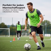 6 Grün Trainingsleibchen, gestapelt, mit sichtbarem Mesh-Stoff und kurzen Ärmeln.