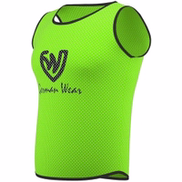 Seitenansicht der German Wear 6er-Pack Fußball-Leibchen in Grün mit Air-Mesh-Struktur, elastischer Passform und D-Ausschnitt – ermöglicht uneingeschränkte Bewegungsfreiheit beim Fußballtraining und Sportübungen. Jetzt kaufen!