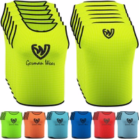 Vorder- und Rückansicht der German Wear 6er-Pack Fußball-Leibchen in Gelb, aus atmungsaktivem Mesh-Polyester mit elastischer Passform und kurzen Ärmeln – ideal für Fußballtraining und Teamsport. Jetzt online kaufen!