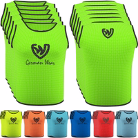 Vorder- und Rückansicht der German Wear 6er-Pack Fußball-Trainingsleibchen in Grün, aus atmungsaktivem Mesh-Polyester mit D-Ausschnitt und kurzen Ärmeln – ideal für Fußball und Teamsport-Training. Jetzt online kaufen!