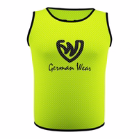 Vorderansicht der German Wear 6er-Pack Fußball-Leibchen in Gelb, aus leichtem Air-Mesh-Polyester – bietet Komfort, Langlebigkeit und Flexibilität, ideal für Fußballtraining und Sportübungen. Jetzt kaufen!