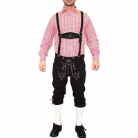 Vorderansicht der Bayerischen Traditionellen Schwarzen Lederhose mit Hosenträgern Stickerei Paspeln Knopfverschluss und praktischer Messertasche klassische bayerische Kniebundhose für Herren jetzt erhalten