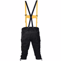 Rückansicht der Bayerischen Traditionellen Schwarzen Lederhose mit Hosenträgern aus Wildleder verziert mit Stickerei und verstellbarer Schnürung authentische bayerische Lederhose für Feste jetzt kaufen