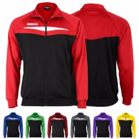 Omka-Sportjacke in Rot mit Vorder- und Rückansicht. Merkmale sind ein durchgehender Frontreißverschluss, lange Ärmel und zwei Seitentaschen mit Reißverschlüssen. Hergestellt aus 100 % Polyester für Schweißabsorption.
