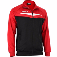 Seitenansicht einer roten Omka-Sportjacke mit seitlichen Reißverschlusstaschen, langen Ärmeln und doppellagigem Design. Die Jacke verfügt über einen Markenabschluss mit Rippstruktur und einen Stehkragen.