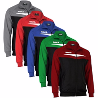 Die Omka-Sportjacke verfügt über einen Markenabschluss mit Rippstruktur, einen stylischen Stehkragen und lange Ärmel. Dieses vielseitige Design bietet eine doppellagige Verarbeitung und einen verstellbaren Bund für eine individuell anpassbare Passform. Erh