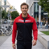 Lifestyle-Ansicht der OMKA Trainingsjacke in Rot